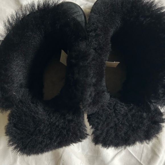 UGG Black Arielle Boots: Size 7 - Picture 12 of 12